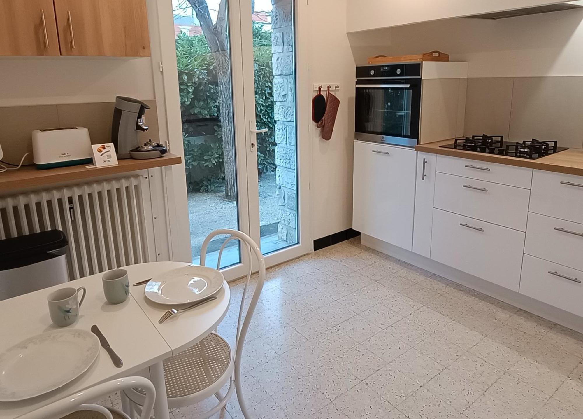 Grand Appartement, 2 Chambres Et Jardin Nîmes Zewnętrze zdjęcie